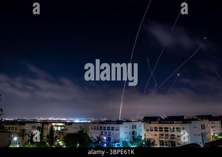Tel Aviv, Israele. 18 giugno 2025. Un sistema di difesa aerea israeliano intercetta un bombardamento missilistico lanciato dall'Iran a Israele centrale durante l'attacco missilistico. (Credit Image: © Eli Basri/SOPA Images via ZUMA Press Wire) SOLO PER USO EDITORIALE! Non per USO commerciale! Foto Stock