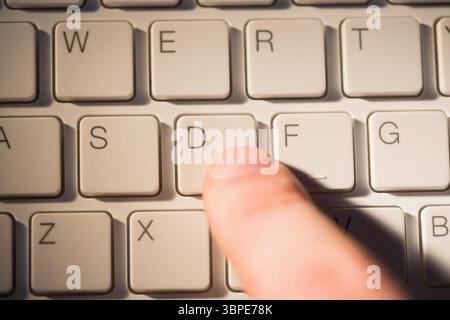 Premere il tasto d della tastiera con il dito Foto Stock