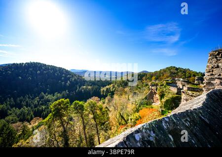 Vista del massiccio del castello di Altdahn e del paesaggio circostante. Natura nel castello medievale di roccia nella regione del Palatinato. Foto Stock