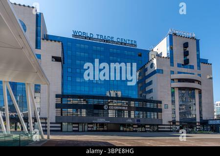 Vista del World Trade Center Grenoble, un edificio che ospita un centro convegni, un centro affari, un centro commerciale internazionale e la camera di commercio Foto Stock