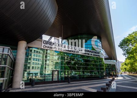 Vista esterna della sede centrale dell'Ecole de Management (GEM) di Grenoble, una scuola di economia francese che offre formazione in gestione e imprenditorialità Foto Stock