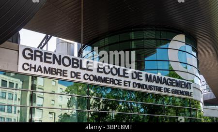 Firma e logo sulla sede centrale dell'Ecole de Management (GEM) di Grenoble, una scuola di economia francese che offre formazione manageriale e imprenditoriale Foto Stock