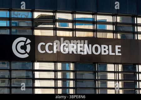 Firma e logo sull'edificio che ospita la sede della camera di commercio e dell'industria (CCI) di Grenoble, Francia, nel distretto di Europole Foto Stock