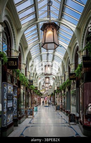 Il Royal Arcade Norwich - shopper in Royal Arcade nel centro di Norwich - Aperto nel 1899, architetto George Skipper Foto Stock