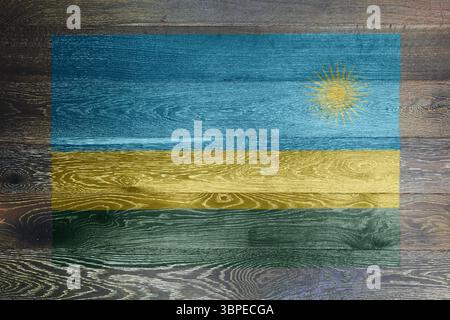 Bandiera del Ruanda su fondo rustico in vecchio legno Foto Stock