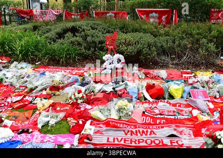 Tributi floreali, sciarpe, palloncini, messaggi di condoglianze ecc. sono collocati fuori dal Liverpool Football Club in memoria di Diogo Jota ucciso in RTA. Foto Stock