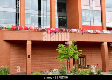 Tributi floreali, sciarpe, palloncini, messaggi di condoglianze ecc. sono collocati fuori dal Liverpool Football Club in memoria di Diogo Jota ucciso in RTA. Foto Stock
