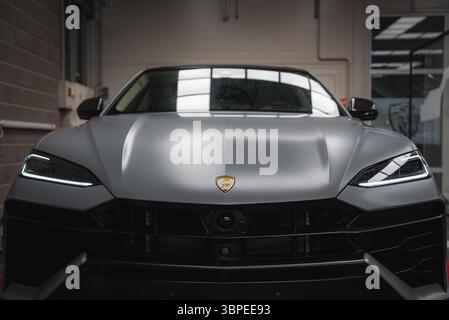 Vista frontale ravvicinata della Lamborghini Urus con finitura grigio opaco Foto Stock