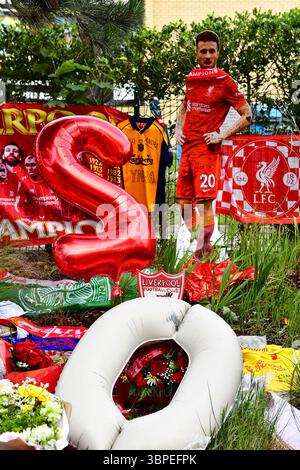 Tributi floreali, sciarpe, palloncini, messaggi di condoglianze ecc. sono collocati fuori dal Liverpool Football Club in memoria di Diogo Jota ucciso in RTA. Foto Stock