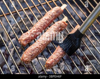 spiedini di kebab di carne macinata su un grill Foto Stock