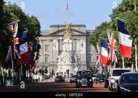 Union Jack e le bandiere francesi fiancheggiano il Mall a Londra per la visita di stato del presidente Emmanuel Macron e di sua moglie Brigitte, luglio 2025, Regno Unito. Foto Stock