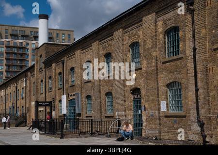 Tradizionale magazzino docklands nel Royal Victoria Docks, ora sede dell'ufficio passaporti. Foto Stock