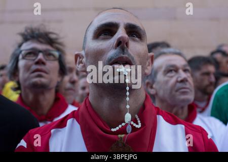 Pamplona, Spagna. 8 luglio 2025. I corridori pregano il santo patrono San Fermín chiedendo protezione dai tori combattenti durante la seconda corsa con tori del ranch Cebada Gago. Il festival di San Fermín è una celebrazione di una settimana che si tiene ogni anno. Inizia a mezzogiorno del 6 luglio e termina a mezzanotte del 14 luglio. I festeggiamenti iniziano con un fuoco d'artificio (chupinazo) e terminano con la canzone "Pobre de mí". La corrida e la corsa dei tori sono tra i momenti salienti del festival. Credito: SOPA Images Limited/Alamy Live News Foto Stock