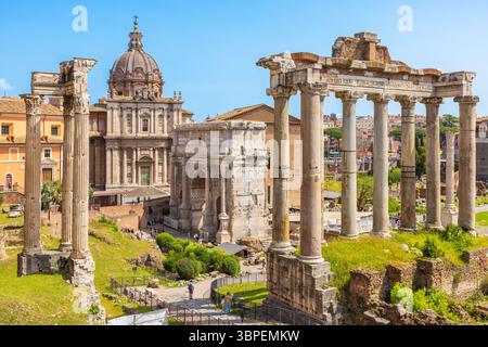 Templi di Saturno e Vespasiano nel foro Romano. Roma, Italia Foto Stock
