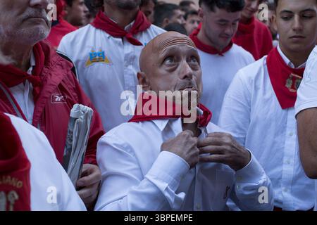 Pamplona, Spagna. 8 luglio 2025. I corridori pregano il santo patrono San Fermín chiedendo protezione dai tori combattenti durante la seconda corsa con tori del ranch Cebada Gago. Il festival di San Fermín è una celebrazione di una settimana che si tiene ogni anno. Inizia a mezzogiorno del 6 luglio e termina a mezzanotte del 14 luglio. I festeggiamenti iniziano con un fuoco d'artificio (chupinazo) e terminano con la canzone "Pobre de mí". La corrida e la corsa dei tori sono tra i momenti salienti del festival. (Foto di Nacho Boullosa/SOPA Images/Sipa USA) credito: SIPA USA/Alamy Live News Foto Stock