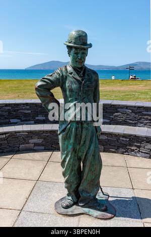 Waterville Beach, Count Kerry, Repubblica d'Irlanda: Looking Out at Ballinskelligs Bay: The Charlie Chaplin Statue, di Alan Ryan Hall Foto Stock