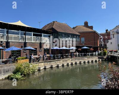 Luglio 2025 Vista generale delle persone che si godono un drink al Lock Stock and Barrel Canalside Pub di Newbury durante una calda giornata estiva Foto Stock