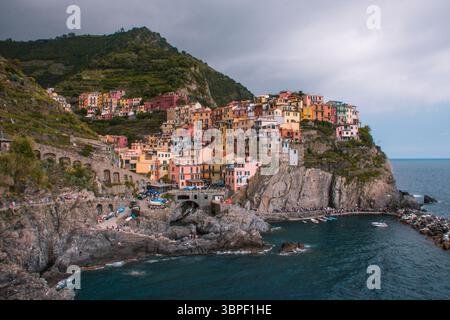 Manarola aggrappata alla scogliera prima della tempesta Foto Stock