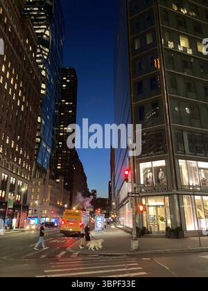 Grandi magazzini maschili Nordstrom, a destra, sulla West 57th Street, al tramonto di mercoledì 2 luglio 2025. (© Frances M. Roberts) Foto Stock