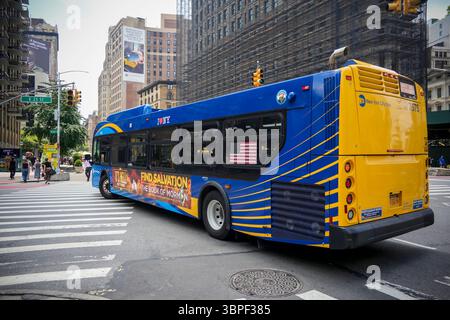 Trascorrendo l'autobus MTA nel quartiere Flatiron a New York martedì 1 luglio 2025. (© Richard B. Levine) Foto Stock