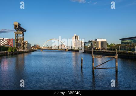 Skyline della città di Glasgow con Finnieston Crane e il ponte Clyde Arc sul fiume Clyde in Scozia, Regno Unito. Foto Stock