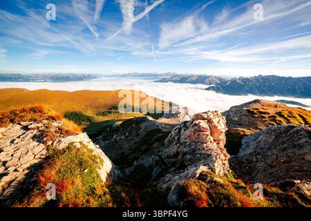 Vista aerea della valle alpina alla luce del sole. Scena mattutina drammatica e meravigliosa. Luogo luogo Parco Nazionale Gardena, Seceda Peak, Geisler o Odle Foto Stock