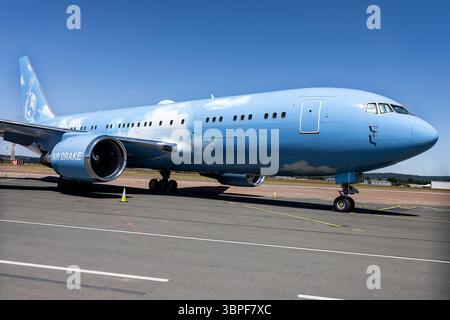 Exeter, Regno Unito. 8 luglio 2025. Il jet privato blu cielo di proprietà del famoso rapper Drake è raffigurato all'aeroporto di Exeter. Il Boeing 767-200ER cargo cargo cargo di proprietà di Cargojet è stato donato al rapper come parte di una partnership promozionale. Si ritiene che l'aereo valga 185 milioni di dollari ed è stato ampiamente ristrutturato all'interno per soddisfare le esigenze dei rapper durante il tour. Drake ha un certo numero di concerti in fila nel Regno Unito e si ritiene che l' aereo rimarrà in situ fino alla fine della tappa britannica del suo tour … Credito: Mark Passmore/Alamy Live News Foto Stock