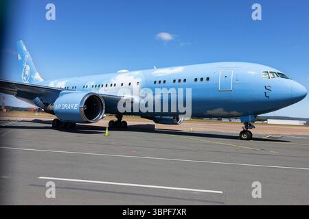 Exeter, Regno Unito. 8 luglio 2025. Il jet privato blu cielo di proprietà del famoso rapper Drake è raffigurato all'aeroporto di Exeter. Il Boeing 767-200ER cargo cargo cargo di proprietà di Cargojet è stato donato al rapper come parte di una partnership promozionale. Si ritiene che l'aereo valga 185 milioni di dollari ed è stato ampiamente ristrutturato all'interno per soddisfare le esigenze dei rapper durante il tour. Drake ha un certo numero di concerti in fila nel Regno Unito e si ritiene che l' aereo rimarrà in situ fino alla fine della tappa britannica del suo tour … Credito: Mark Passmore/Alamy Live News Foto Stock