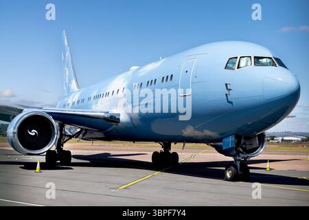 Exeter, Regno Unito. 8 luglio 2025. Il jet privato blu cielo di proprietà del famoso rapper Drake è raffigurato all'aeroporto di Exeter. Il Boeing 767-200ER cargo cargo cargo di proprietà di Cargojet è stato donato al rapper come parte di una partnership promozionale. Si ritiene che l'aereo valga 185 milioni di dollari ed è stato ampiamente ristrutturato all'interno per soddisfare le esigenze dei rapper durante il tour. Drake ha un certo numero di concerti in fila nel Regno Unito e si ritiene che l' aereo rimarrà in situ fino alla fine della tappa britannica del suo tour … Credito: Mark Passmore/Alamy Live News Foto Stock