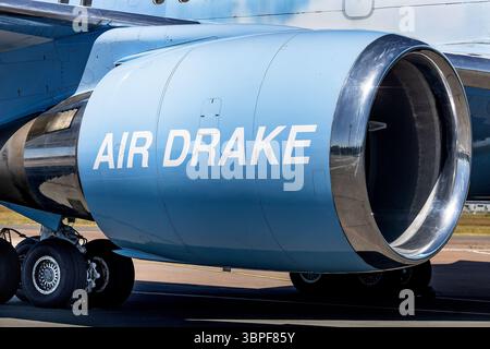 Exeter, Regno Unito. 8 luglio 2025. Il jet privato blu cielo di proprietà del famoso rapper Drake è raffigurato all'aeroporto di Exeter. Il Boeing 767-200ER cargo cargo cargo di proprietà di Cargojet è stato donato al rapper come parte di una partnership promozionale. Si ritiene che l'aereo valga 185 milioni di dollari ed è stato ampiamente ristrutturato all'interno per soddisfare le esigenze dei rapper durante il tour. Drake ha un certo numero di concerti in fila nel Regno Unito e si ritiene che l' aereo rimarrà in situ fino alla fine della tappa britannica del suo tour … Credito: Mark Passmore/Alamy Live News Foto Stock