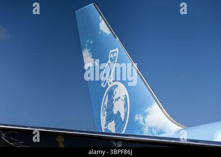 Exeter, Regno Unito. 8 luglio 2025. Il jet privato blu cielo di proprietà del famoso rapper Drake è raffigurato all'aeroporto di Exeter. Il Boeing 767-200ER cargo cargo cargo di proprietà di Cargojet è stato donato al rapper come parte di una partnership promozionale. Si ritiene che l'aereo valga 185 milioni di dollari ed è stato ampiamente ristrutturato all'interno per soddisfare le esigenze dei rapper durante il tour. Drake ha un certo numero di concerti in fila nel Regno Unito e si ritiene che l' aereo rimarrà in situ fino alla fine della tappa britannica del suo tour … Credito: Mark Passmore/Alamy Live News Foto Stock