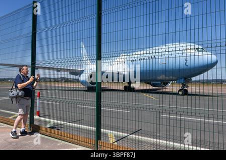 Exeter, Regno Unito. 8 luglio 2025. Il jet privato blu cielo di proprietà del famoso rapper Drake è raffigurato all'aeroporto di Exeter. Il Boeing 767-200ER cargo cargo cargo di proprietà di Cargojet è stato donato al rapper come parte di una partnership promozionale. Si ritiene che l'aereo valga 185 milioni di dollari ed è stato ampiamente ristrutturato all'interno per soddisfare le esigenze dei rapper durante il tour. Drake ha un certo numero di concerti in fila nel Regno Unito e si ritiene che l' aereo rimarrà in situ fino alla fine della tappa britannica del suo tour … Credito: Mark Passmore/Alamy Live News Foto Stock