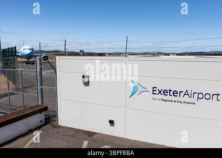 Exeter, Regno Unito. 8 luglio 2025. Il jet privato blu cielo di proprietà del famoso rapper Drake è raffigurato all'aeroporto di Exeter. Il Boeing 767-200ER cargo cargo cargo di proprietà di Cargojet è stato donato al rapper come parte di una partnership promozionale. Si ritiene che l'aereo valga 185 milioni di dollari ed è stato ampiamente ristrutturato all'interno per soddisfare le esigenze dei rapper durante il tour. Drake ha un certo numero di concerti in fila nel Regno Unito e si ritiene che l' aereo rimarrà in situ fino alla fine della tappa britannica del suo tour … Credito: Mark Passmore/Alamy Live News Foto Stock