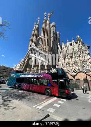 Sagrada Familia, Barcellona, Spagna, 6 maggio 2022, l'iconica Sagrada Familia di Barcellona viene catturata con un tour in autobus in una giornata di sole. Foto Stock
