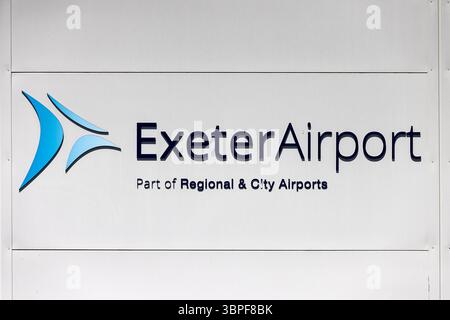 Exeter, Regno Unito. 8 luglio 2025. Il jet privato blu cielo di proprietà del famoso rapper Drake è raffigurato all'aeroporto di Exeter. Il Boeing 767-200ER cargo cargo cargo di proprietà di Cargojet è stato donato al rapper come parte di una partnership promozionale. Si ritiene che l'aereo valga 185 milioni di dollari ed è stato ampiamente ristrutturato all'interno per soddisfare le esigenze dei rapper durante il tour. Drake ha un certo numero di concerti in fila nel Regno Unito e si ritiene che l' aereo rimarrà in situ fino alla fine della tappa britannica del suo tour … Credito: Mark Passmore/Alamy Live News Foto Stock