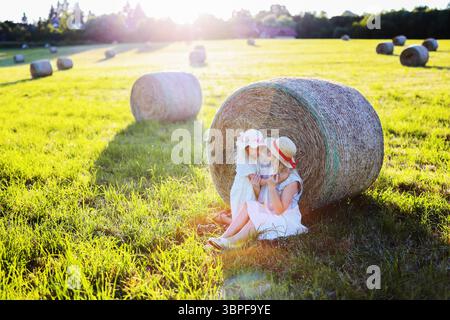 Momenti di gioia in natura, madre e bambino si godono il tramonto insieme. Foto Stock