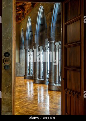 La magnifica sala principale del Palau Güell, che mostra l'uso innovativo di colonne e archi parabolici di Gaudí per incanalare la luce, Barcellona, Spagna. Foto Stock