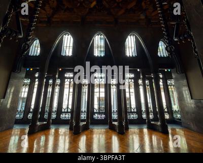La splendida sala principale del Palau Güell, uno dei primi capolavori di Antoni Gaudí, con il suo uso esclusivo di archi parabolici, Barcellona, Spagna. Foto Stock