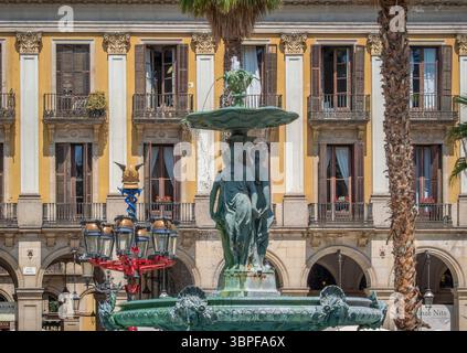 Il font de les Tres Gràcies (Fontana delle tre Grazie) si trova al centro dell'elegante Plaza Reial, una piazza popolare di Barcellona, Spagna. Foto Stock