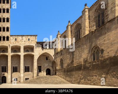 Vista della Saló del Tinell e del Mirador del Rei Martí nella storica Piazza del Rei, quartiere gotico, Barcellona, Spagna. Foto Stock
