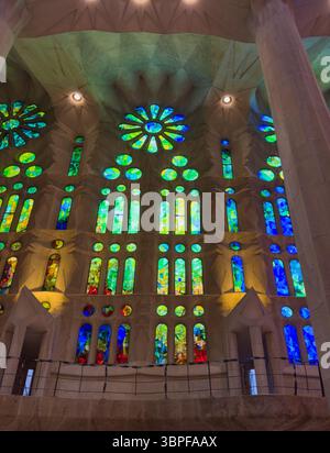 Una splendida e moderna vetrata disegnata da Joan Vila-Grau all'interno della basilica la Sagrada Familia di Antoni Gaudí a Barcellona, Spagna. Foto Stock