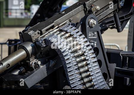 Cintura di munizioni su una mitragliatrice pesante m2 Browning. Fassberg, Germania - 8 giugno 2024 Foto Stock