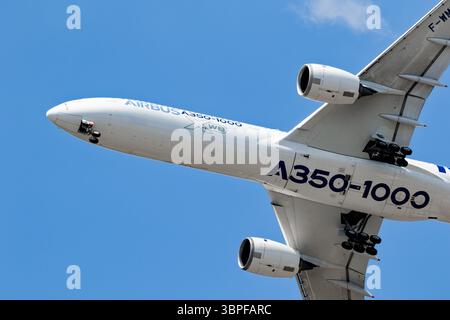Airbus A350 (A350-1000 XWB) aereo di linea che si esibisce al Paris Air Show. Le Bourget, Francia - 16 giugno 2025 Foto Stock