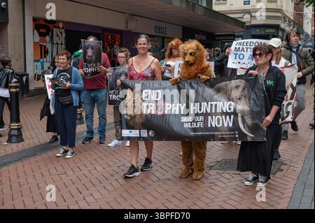 WRATH - 10th Anniversary March for Wildlife - Animal Rights March, Birmingham City Centre, UK, 5 luglio 2025. Manifestanti per i diritti degli animali con striscioni e cartelli. Non è il tuo Trofeo, la prigionia non è conservazione, termina subito la caccia ai Trofei. Libertà per tutti. Foto Stock