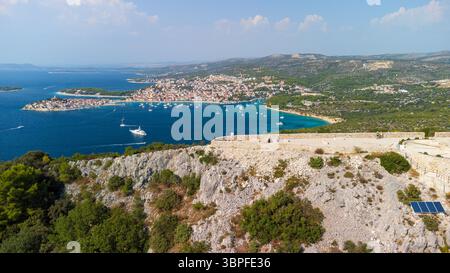 Vista panoramica della città di Primošten dalla statua di nostra Signora di Loreto. Vista aerea della città turistica in un giorno d'estate soleggiato Foto Stock