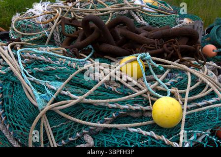 Fishing tackle St Abbs Harbour: St Abbs, a nord di Eyemouth, Berwickshire Coast, Scottish Borders, Regno Unito Foto Stock