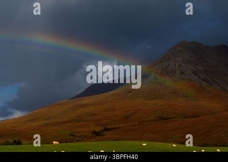 Rainbow Light sull'isola di Skye, Scottish Highland, Scozia, Regno Unito Foto Stock