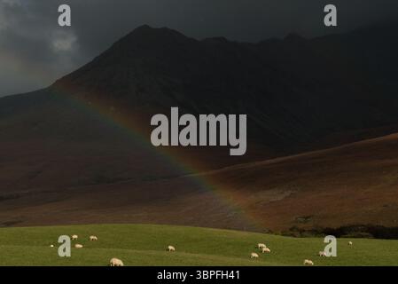 Rainbow Light sull'isola di Skye, Scottish Highland, Scozia, Regno Unito Foto Stock