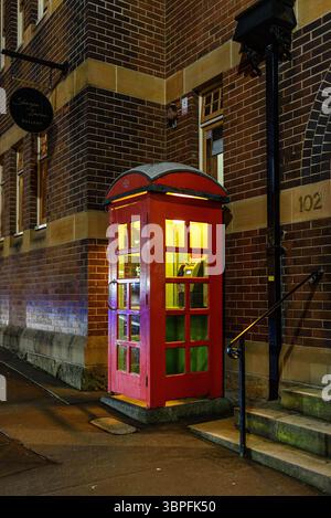 Una vecchia cabina telefonica in George Street a Sydney di notte Foto Stock