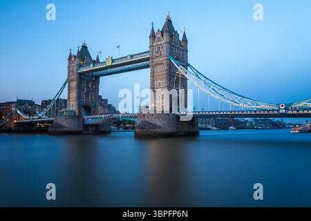 Lunga esposizione, Tower Bridge sul Tamigi a Londra Foto Stock